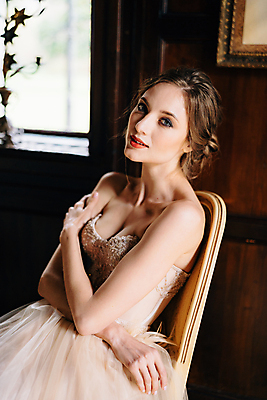 포토 JPG 해외이미지 서양인 여자 신부 웨딩드레스 의자 결혼식 실내 한명 상반신 성인 옆모습 감싸기 성인여자한명만 웨딩촬영 해외포토 외국인 1 드레스 뷰포인트 가구 결혼 모션 사람 내부 기념사진 여자한명만 성인여자만 파일형식 이미지허브