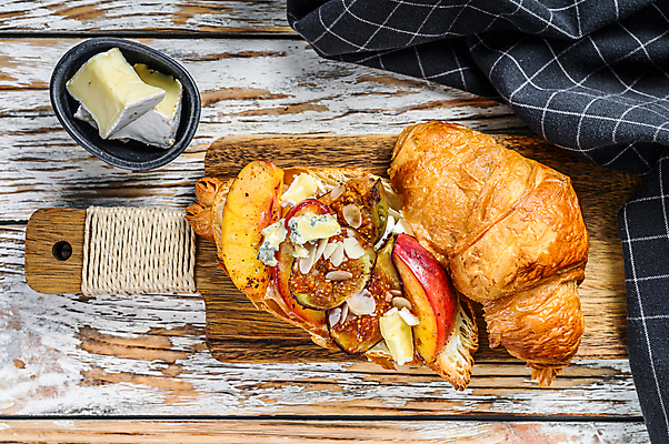 포토 JPG 해외이미지 치즈 실내 사람없음 하이앵글 식탁보 크루아상 나무도마 나무배경 크루아상샌드위치 해외포토 빵 뷰포인트 백그라운드 유제품 도마 샌드위치 내부 목재 파일형식 이미지허브