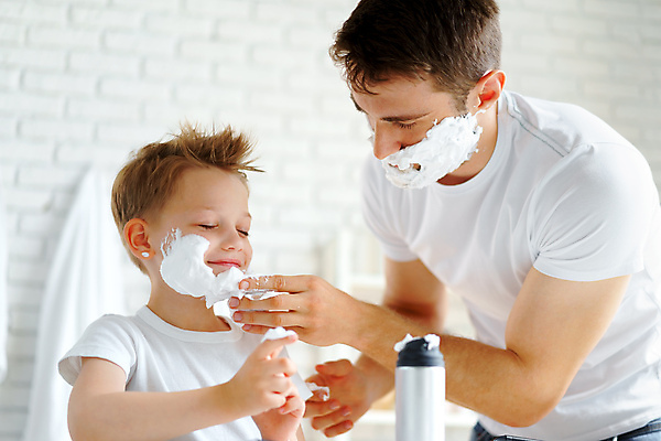 포토 JPG 해외이미지 백인 남자 행복 아들 어린이 티셔츠 함께함 실내 소년 상반신 성인 두명 앞모습 옆모습 눈감음 거품 아빠 바르기 면도 면도크림 남자만 해외포토 서양인 감정 뷰포인트 컨셉 셔츠 가족 모션 사람 내부 위생용품 파일형식 이미지허브