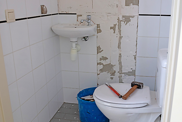 포토 JPG 해외이미지 손 벽 주택 사람없음 내부 욕실 업무 작업 도자기 수리 망치 양동이 타일 싱크대 격파 변기통 업그레이드 재주꾼 해외포토 모션 건물 신체부위 공구 개수대 파일형식 이미지허브