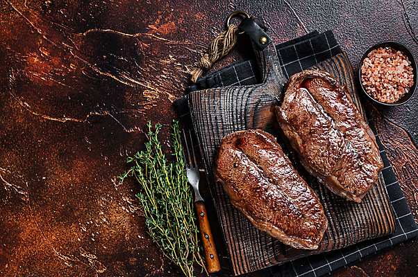 포토 JPG 해외이미지 포크 실내 스테이크 비프스테이크 사람없음 하이앵글 소고기 식탁보 나무도마 백리향 나무배경 핑크솔트 해외포토 식기 뷰포인트 백그라운드 도마 서양음식 육류 내부 목재 소금 파일형식 이미지허브