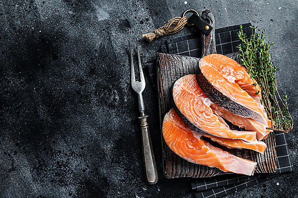 포토 JPG 해외이미지 포크 재료 검은배경 실내 사람없음 하이앵글 허브 날것 연어 나무도마 카피스페이스 해외포토 식물 식기 뷰포인트 백그라운드 도마 어류 내부 목재 검은색 공백 파일형식 이미지허브