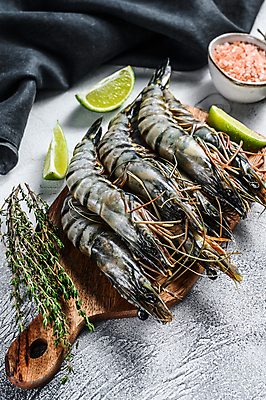 포토 JPG 해외이미지 회색배경 새우 실내 사람없음 해물요리 천 해산물 라임 나무도마 백리향 핑크솔트 해외포토 음식 백그라운드 과일 도마 갑각류 내부 목재 회색 직물 소금 파일형식 이미지허브