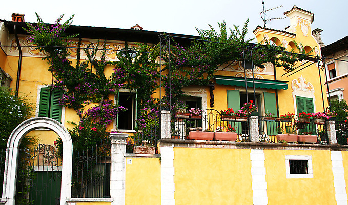 포토 JPG 해외이미지 나무 꽃 호수 바다 여행 창문 자연 휴가 휴식 산 주택 사람없음 야외 건물 물 컬러풀 여행객 탑 봄 이탈리아 종 바위 보트 역사 큼 휴양지 지역 타운 옛날 해외포토 자연요소 식물 건축물 계절 유럽 컬러 컨셉 배_교통 사람 장소 돌_바위 도시 크기 생태계 파일형식 이미지허브