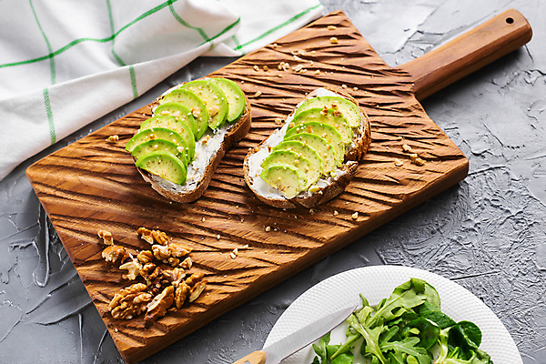 포토 JPG 해외이미지 채소 과일 회색배경 사람없음 하이앵글 신선 유기농 호두 토스트 아보카도 과도 나무도마 해외포토 웰빙 빵 뷰포인트 백그라운드 도마 목재 회색 견과류 파일형식 이미지허브