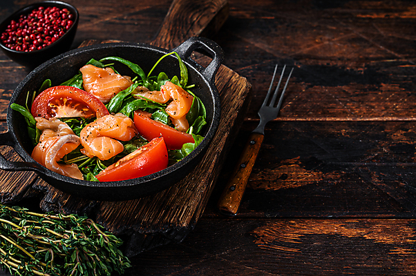 포토 JPG 해외이미지 포크 토마토 채소 실내 사람없음 냄비 허브 연어 후추 나무도마 연어샐러드 연어요리 나무배경 해외포토 식물 식기 음식 백그라운드 도마 어류 내부 목재 샐러드 솥 향신료 파일형식 이미지허브