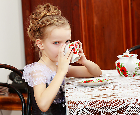 포토 JPG 해외이미지 응시 여자 여유 어린이 포즈 의자 탁자 티타임 실내 한명 들기 상반신 옆모습 마시기 찻잔 찻주전자 티파티 소녀한명만 해외포토 1 시선 감정 뷰포인트 가구 모션 주전자 휴식 잔 사람 내부 파티 여자한명만 소녀만 파일형식 이미지허브