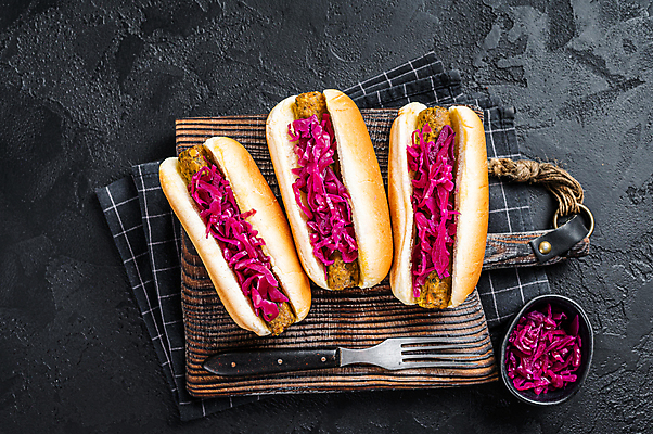 포토 JPG 해외이미지 검은배경 실내 사람없음 하이앵글 소시지 핫도그 나무도마 해외포토 음식 뷰포인트 백그라운드 도마 패스트푸드 내부 목재 검은색 가공식품 파일형식 이미지허브