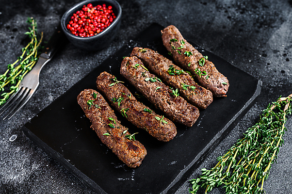 포토 JPG 해외이미지 검은배경 실내 사람없음 소시지 일렬 돌판 소시지구이 해외포토 백그라운드 내부 검은색 돌_바위 가공식품 구이 파일형식 이미지허브