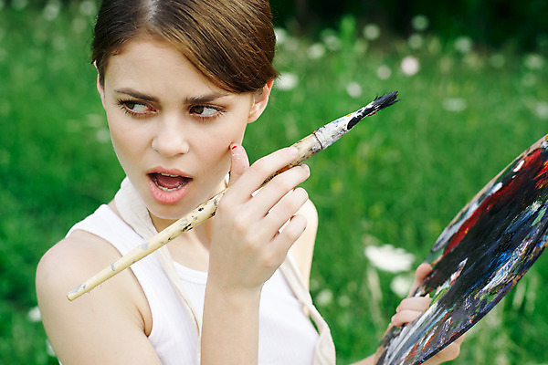 포토 JPG 해외이미지 여자 예술 자연 한명 들기 상반신 성인 야외 붓 그리기 팔레트 찡그림 이젤 그림 성인여자한명만 해외포토 1 모션 표정 사람 미술도구 생태계 여자한명만 성인여자만 파일형식 이미지허브