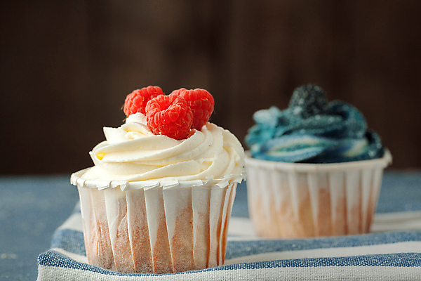 포토 JPG 해외이미지 디저트 실내 사람없음 아웃포커스 식탁보 달콤 컵케이크 산딸기 머핀 프로스팅 해외포토 음식 빵 과일 촬영기법 내부 케이크 맛 제빵 파일형식 이미지허브