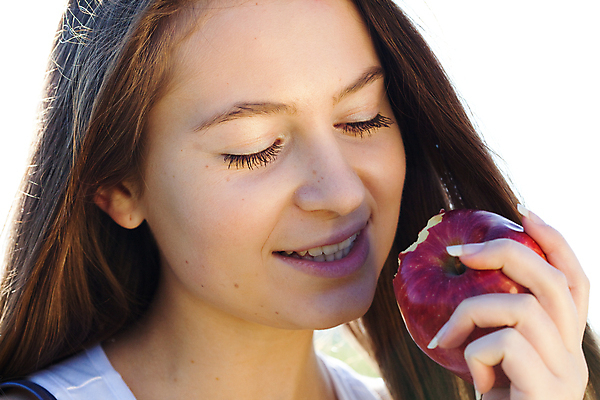 포토 JPG 해외이미지 백인 구름 학생 라이프스타일 여자 꽃 행복 음식 밭 과일 자연 하늘 휴식 한명 미소 사람 소녀 초원 성인 야외 초록색 파란색 햇빛 태양 뷰티 우정 기쁨 자유 전원 그룹 사과 만족 단절 해외포토 자연요소 서양인 식물 1 감정 어린이 컬러 컨셉 농업 표정 생활 친구 전기에너지 생태계 파일형식 이미지허브