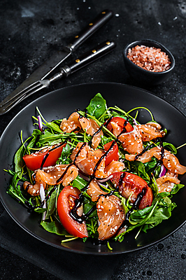 포토 JPG 해외이미지 그릇 접시 포크 토마토 검은배경 실내 사람없음 나이프 연어 연어샐러드 연어요리 핑크솔트 해외포토 식기 음식 백그라운드 채소 어류 내부 검은색 샐러드 칼 소금 파일형식 이미지허브