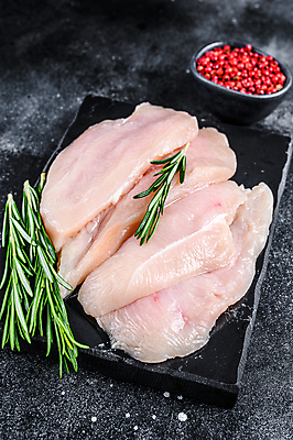 포토 JPG 해외이미지 그릇 검은배경 실내 사람없음 닭고기 신선 날것 후추 로즈메리 돌접시 해외포토 식기 접시 백그라운드 육류 내부 검은색 허브 향신료 파일형식 이미지허브