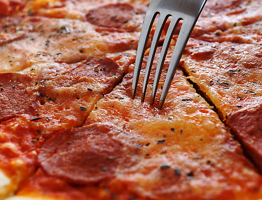 포토 JPG 해외이미지 전통 음식 조각 백그라운드 포크 채소 오렌지 재료 치즈 피자 육류 사람없음 빨간색 노란색 금속 식사 저녁식사 이탈리아 신선 소시지 맛 자르기 굽기 먹기 후추 철강 페퍼로니 해외포토 식기 유럽 컬러 컨셉 과일 식재료 모션 재질 유제품 패스트푸드 서양음식 가공식품 구이 향신료 파일형식 이미지허브