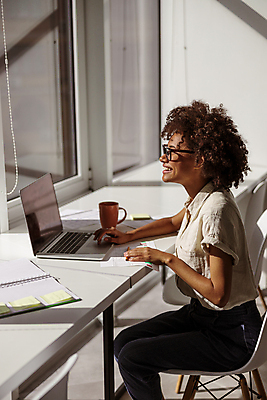 포토 JPG 해외이미지 서양인 우먼라이프 응시 여자 흑인 의자 한명 앉기 상반신 성인 옆모습 노트북 머그컵 업무 비즈니스우먼 창가 책상 성인여자한명만 해외포토 외국인 1 라이프스타일 시선 뷰포인트 가구 비즈니스 창문 모션 사람 컵 전자제품 작업 직장인 여자한명만 성인여자만 파일형식 이미지허브
