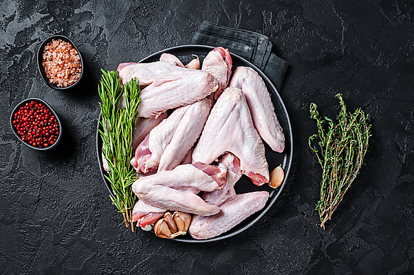 포토 JPG 해외이미지 그릇 접시 검은배경 실내 마늘 사람없음 하이앵글 닭고기 신선 날것 소금 후추 로즈메리 닭날개 백리향 해외포토 식기 뷰포인트 백그라운드 채소 육류 내부 검은색 허브 향신료 파일형식 이미지허브