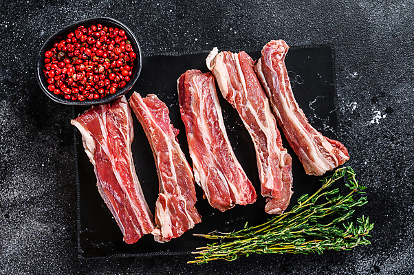 포토 JPG 해외이미지 그릇 식재료 검은배경 실내 생고기 돼지고기 사람없음 하이앵글 신선 후추 등갈비 백리향 돌접시 해외포토 식기 접시 뷰포인트 백그라운드 육류 내부 검은색 향신료 파일형식 이미지허브