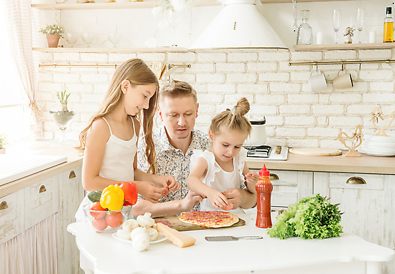 포토 JPG 해외이미지 백인 접시 응시 여자 남자 딸 어린이 채소 탁자 피자 실내 요리 상반신 성인 앞모습 세명 주방 아빠 케첩 양송이 부녀 육아대디 해외포토 서양인 식기 시선 뷰포인트 가구 가족 패스트푸드 서양음식 사람 내부 버섯 소스_음식 파일형식 이미지허브