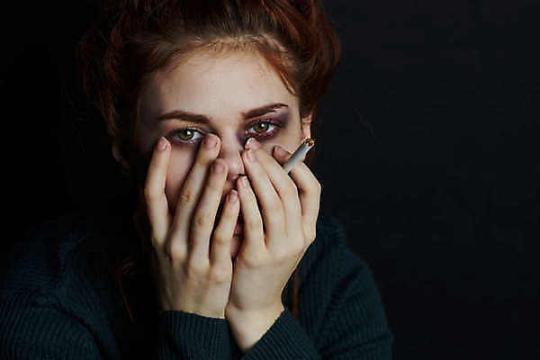 포토 JPG 해외이미지 여자 흡연 담배 실내 한명 상반신 성인 앞모습 슬픔 입가림 우울감 우울증 힘듦 성인여자한명만 해외포토 1 감정 뷰포인트 컨셉 사람 내부 가림 질병 여자한명만 성인여자만 파일형식 이미지허브