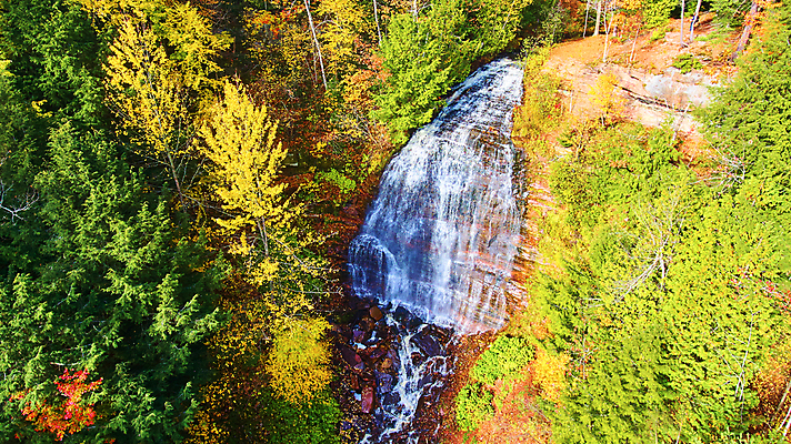 포토 JPG 해외이미지 나무 식물 계절 공원 잎 풍경 사람없음 야외 목재 물 강 노란색 평화 환경 골짜기 폭포 가을 바위 개울 숲 내추럴 해외포토 자연요소 공공시설 컬러 컨셉 재료 자연 돌_바위 파일형식 이미지허브