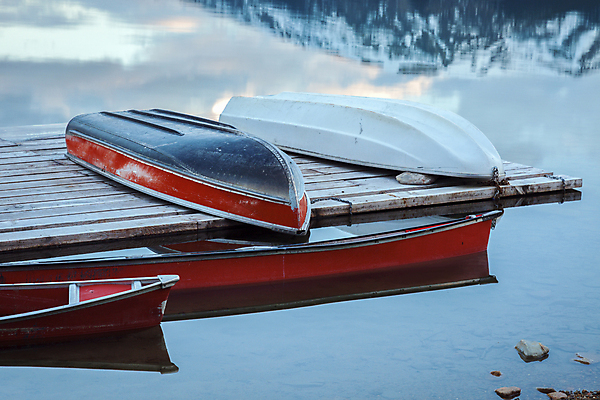 포토 JPG 해외이미지 공원 호수 여행 캐나다 자연 산 국립공원 풍경 사람없음 야외 빨간색 물 강 반사 맑음 봄 보트 황무지 카누 앨버타 절정 해외포토 자연요소 계절 공공시설 컬러 북아메리카 배_교통 날씨 수상스포츠 생태계 파일형식 이미지허브