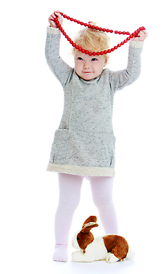 포토 JPG 해외이미지 백인 라이프스타일 옷 여자 행복 얼굴 어린이 백그라운드 목걸이 가족 사랑 미술 한명 미소 사람 소녀 목재 빨간색 청춘 금발 뷰티 유행 기쁨 흰색 표현 아기 원형 작음 큼 고립 초보 해외포토 도형 서양인 나무 1 헤어스타일 감정 컬러 컨셉 재료 장신구 관계 문화예술 표정 생활 신체부위 크기 파일형식 이미지허브