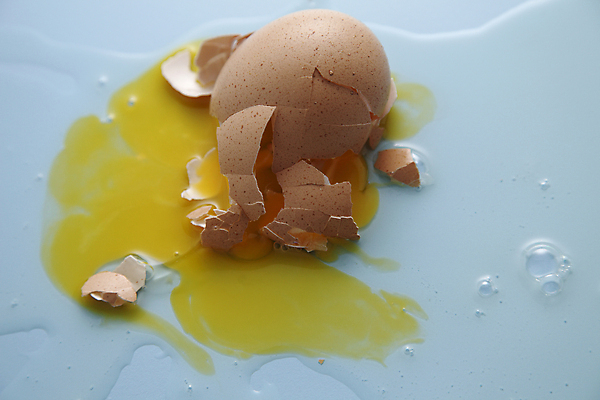 포토 JPG 해외이미지 실내 사람없음 계란 손상 계란껍데기 파란배경 깨짐 날계란 해외포토 백그라운드 컨셉 내부 파란색 알 파일형식 이미지허브