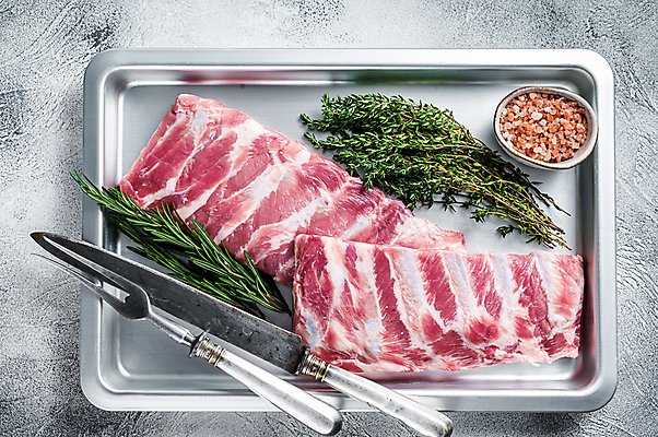포토 JPG 해외이미지 그릇 포크 식재료 회색배경 쟁반 실내 생고기 돼지고기 사람없음 하이앵글 신선 나이프 로즈메리 등갈비 백리향 핑크솔트 해외포토 식기 뷰포인트 백그라운드 육류 내부 회색 칼 허브 소금 파일형식 이미지허브