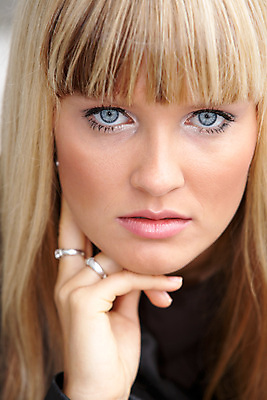 포토 JPG 해외이미지 백인 라이프스타일 긴머리 외관 여자 유럽 청소년 한명 사람 20대 야외 10대 캐주얼 청춘 금발 마주보기 잡기 도시 싱글 턱 심각 해외포토 서양인 1 헤어스타일 옷 나라 컨셉 모션 청년 생활 파일형식 이미지허브