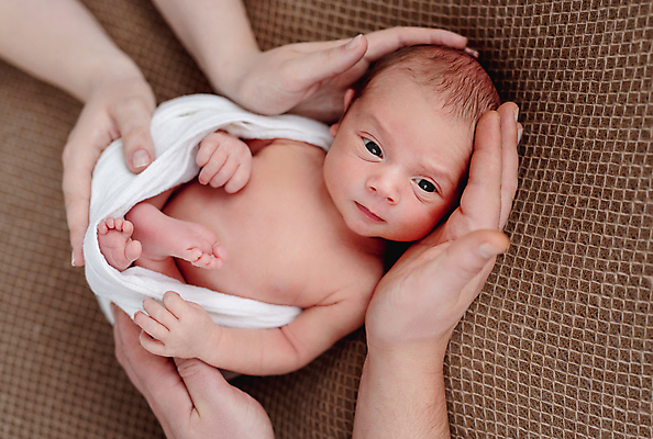 포토 JPG 해외이미지 손 남자 가족 한명 신체부위 눕기 귀여움 아기 신생아 보호 감싸기 남자아기한명만 해외포토 1 컨셉 관계 모션 사람 남자한명만 남자아기만 파일형식 이미지허브