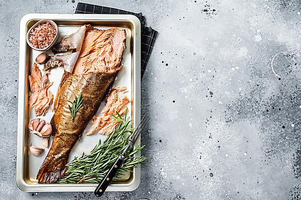 포토 JPG 해외이미지 그릇 포크 회색배경 쟁반 실내 마늘 사람없음 하이앵글 연어 로즈메리 연어구이 연어요리 카피스페이스 핑크솔트 해외포토 식기 음식 뷰포인트 백그라운드 채소 어류 내부 공백 회색 허브 소금 생선구이 파일형식 이미지허브