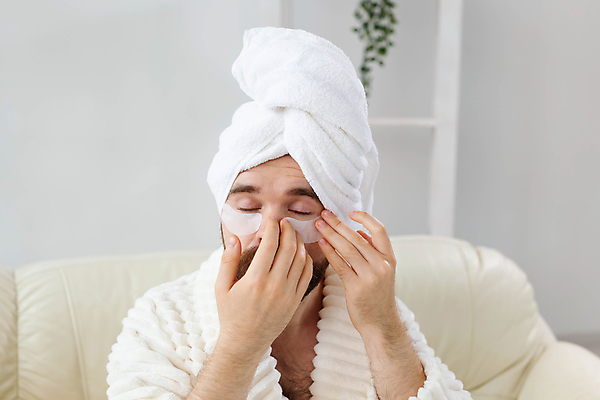 포토 JPG 해외이미지 남자 수염 한명 상반신 성인 수건 뷰티 눈감음 목욕가운 스킨케어 붙이기 아이팩 성인남자한명만 해외포토 1 모션 사람 위생용품 가운 남자한명만 성인남자만 파일형식 이미지허브