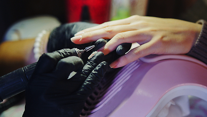 포토 JPG 해외이미지 여자 분홍색 유리 건조 관리 두명 빨간색 파란색 빛 컬러풀 뷰티 상점 검은색 기계 페인트 화장품 장비 램프 못 화려 액체 그룹 팔레트 상품 혼합 휴대용 손톱관리 손톱 드라이어 소중 서비스 그림 광택 니스 돌봄 조작 페디큐어 아크릴 해외포토 손 컬러 컨셉 모션 재질 조명 사람 공구 미용용품 네일아트 오브젝트 파일형식 이미지허브