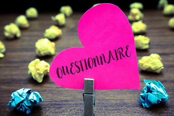 포토 JPG 해외이미지 손글씨 영어 종이 실내 사람없음 하트 나무집게 종이뭉치 나무배경 해외포토 모양 문자 백그라운드 집게 내부 목재 뭉치 파일형식 이미지허브