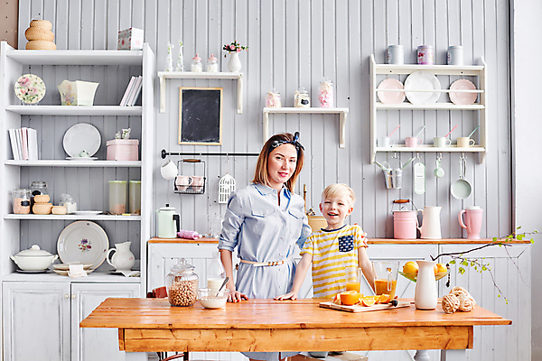 포토 JPG 해외이미지 백인 라이프스타일 응시 남자 행복 아들 음료 어린이 2 가족 탁자 엄마 아침 주택 함께함 실내 건강 사랑 미소 앉기 소년 성인 내부 두명 주방 식사 우유 흰색 붓기 아침식사 자르기 시리얼 먹기 점심식사 해외포토 주간 서양인 시선 감정 음식 컬러 가구 컨셉 관계 모션 유제품 표정 사람 건물 생활 파일형식 이미지허브