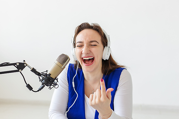 포토 JPG 해외이미지 여자 스튜디오 한명 손짓 상반신 성인 앞모습 헤드폰 DJ 마이크 라디오 라디오방송 성인여자한명만 크리에이터 1인미디어 해외포토 직업 1 뷰포인트 음향기기 모션 사람 전자제품 방송 여자한명만 성인여자만 파일형식 이미지허브