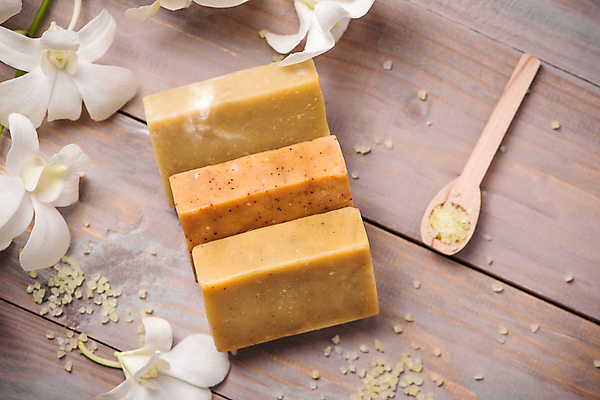 포토 JPG 해외이미지 꽃 실내 사람없음 화장품 비누 나무숟가락 에스테틱 천연비누 입욕소금 나무배경 해외포토 식물 백그라운드 내부 위생용품 뷰티 숟가락 미용용품 소금 파일형식 이미지허브