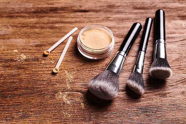 포토 JPG 해외이미지 백그라운드 사람없음 뷰티 숟가락 화장품 화려 가루 메이크업브러쉬 나무배경 해외포토 컨셉 수저 붓 파일형식 이미지허브