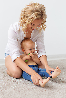 포토 JPG 해외이미지 교육 딸 행복 어린이 2 가족 놀이 엄마 주택 함께함 실내 설명 미소 사람 앉기 취미 내부 두명 학습 컬러풀 장난감 탑 페인트 카펫 육아 게임 흰색 아기 도움 가르침 놀이터 피라미드 조립 걸음마 해외포토 건축물 감정 컬러 컨셉 관계 모션 표정 건물 랜드마크 파일형식 이미지허브