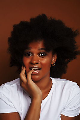 포토 JPG 해외이미지 모델 학생 손 응시 여자 행복 감정 얼굴 백그라운드 컨셉 생각 한명 사람 10대 뷰티 갈색 노란색 유행 귀여움 검은색 표현 자신감 사인 긍정 섞기 해외포토 1 시선 컬러 청소년 신체부위 파일형식 이미지허브