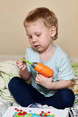 포토 JPG 해외이미지 백인 직업 교육 남자 행복 어린이 놀이 노동자 주택 한명 사람 소년 학습 장난감 장비 게임 도구 공구 업무 작업 드라이버 수리 망치 작음 조립 송곳 해외포토 서양인 1 감정 건물 크기 파일형식 이미지허브