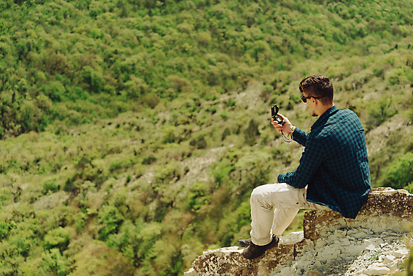 포토 JPG 해외이미지 주간 전신 남자 여유 여행 휴식 한명 들기 앉기 성인 야외 옆모습 뒷모습 나침반 혼자 성인남자한명만 해외포토 자연요소 1 감정 뷰포인트 컨셉 모션 사람 남자한명만 성인남자만 파일형식 이미지허브