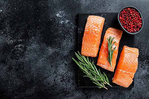 포토 JPG 해외이미지 그릇 접시 재료 검은배경 실내 사람없음 하이앵글 날것 연어 후추 로즈메리 토막 연어스테이크 카피스페이스 해외포토 식기 뷰포인트 백그라운드 어류 스테이크 내부 검은색 공백 허브 향신료 파일형식 이미지허브