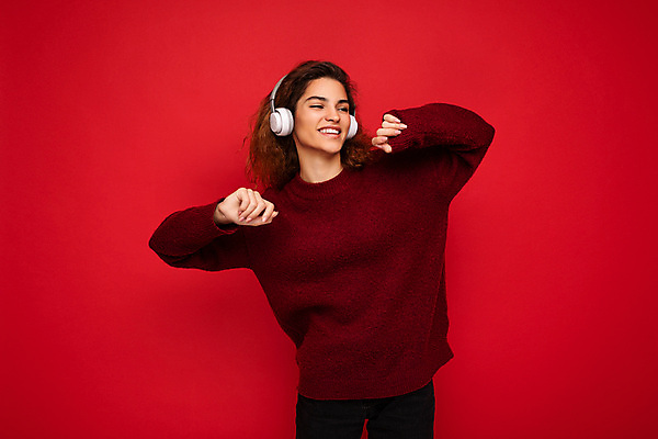 포토 JPG 해외이미지 모델 행복 음악 이어폰 모션 갈색머리 한명 미소 빨간색 청춘 유행 우주 헤드폰 소리 듣기 춤 MP3 휴대용 무선전화기 라디오 긍정 오디오 온라인 스테레오 스타일 해외포토 1 헤어스타일 감정 컬러 음향기기 컨셉 문화예술 표정 사람 전자제품 전화기 오브젝트 파일형식 이미지허브