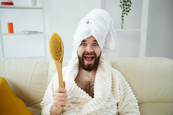 포토 JPG 해외이미지 응시 남자 수염 한명 웃음 들기 상반신 성인 앞모습 수건 뷰티 놀람 마사지 목욕가운 스킨케어 브러쉬빗 성인남자한명만 해외포토 1 시선 감정 뷰포인트 모션 표정 사람 위생용품 가운 남자한명만 성인남자만 파일형식 이미지허브