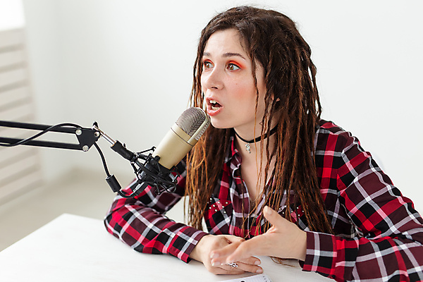 포토 JPG 해외이미지 여자 화분 스튜디오 말하기 한명 손짓 상반신 성인 앞모습 DJ 마이크 라디오 라디오방송 성인여자한명만 크리에이터 1인미디어 해외포토 직업 1 뷰포인트 음향기기 모션 사람 전자제품 방송 여자한명만 성인여자만 파일형식 이미지허브