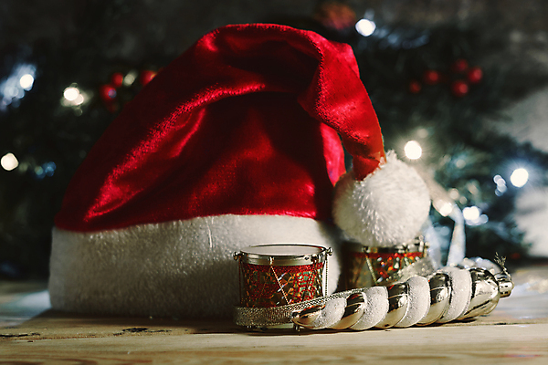 포토 JPG 해외이미지 나무 계절 행복 크리스마스 겨울 공 휴가 새로움 기념 사람없음 목재 장식 가로 빨간색 빛 컬러풀 장난감 산타클로스 축제 장식볼 수확 축하 인사 신용카드 황금 12월 연도 드럼 캡모자 크리스마스배경 해외포토 식물 모자_잡화 기념일 감정 컬러 백그라운드 컨셉 농업 재료 타악기 금융 예절 날짜 파일형식 이미지허브