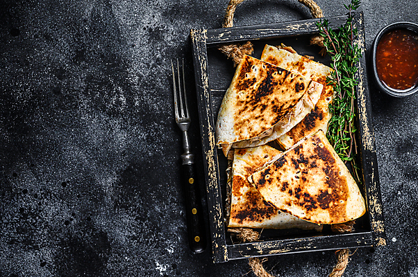 포토 JPG 해외이미지 검은배경 서양음식 실내 사람없음 멕시코음식 나무쟁반 케사디야 해외포토 음식 백그라운드 쟁반 내부 목재 검은색 파일형식 이미지허브