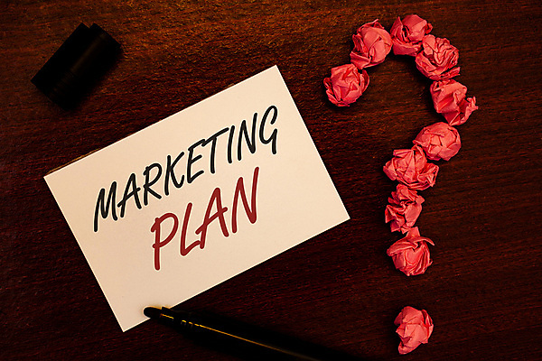 포토 JPG 해외이미지 영어 종이 실내 사람없음 물음표 계획 마케팅 종이뭉치 나무배경 해외포토 문자 기호 백그라운드 컨셉 내부 뭉치 파일형식 이미지허브